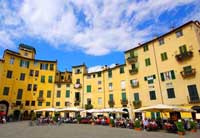 Piazza Anfiteatro in Lucca