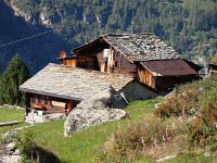 Berghütte mitten am Hang mit Blick auf die Berge